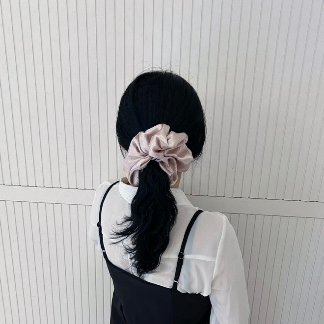Dreamy Satin Kiss – Scrunchie