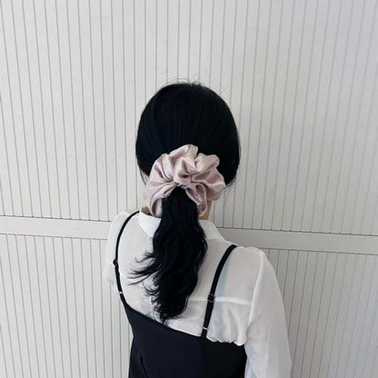 Dreamy Satin Kiss – Scrunchie