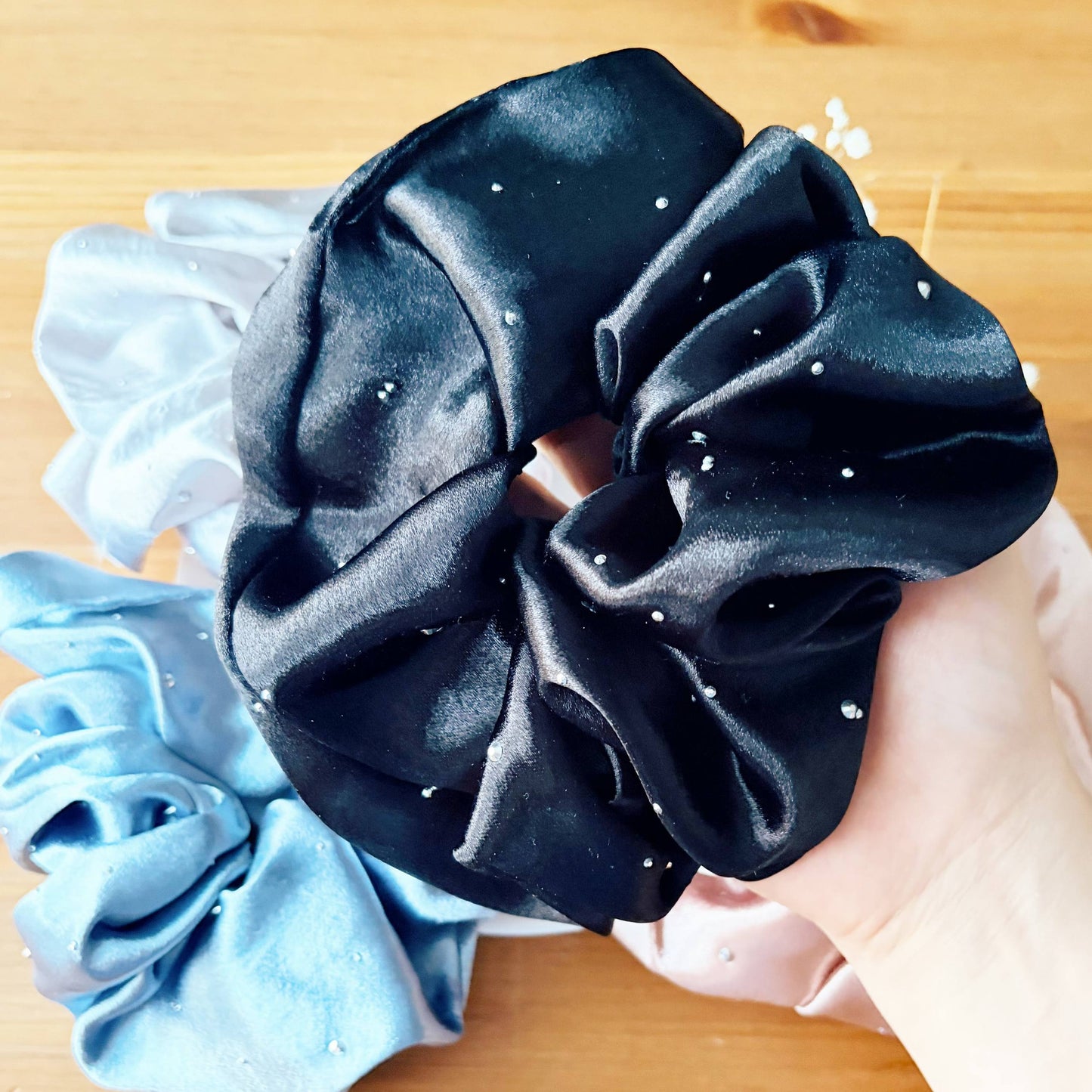 Dreamy Satin Kiss – Scrunchie