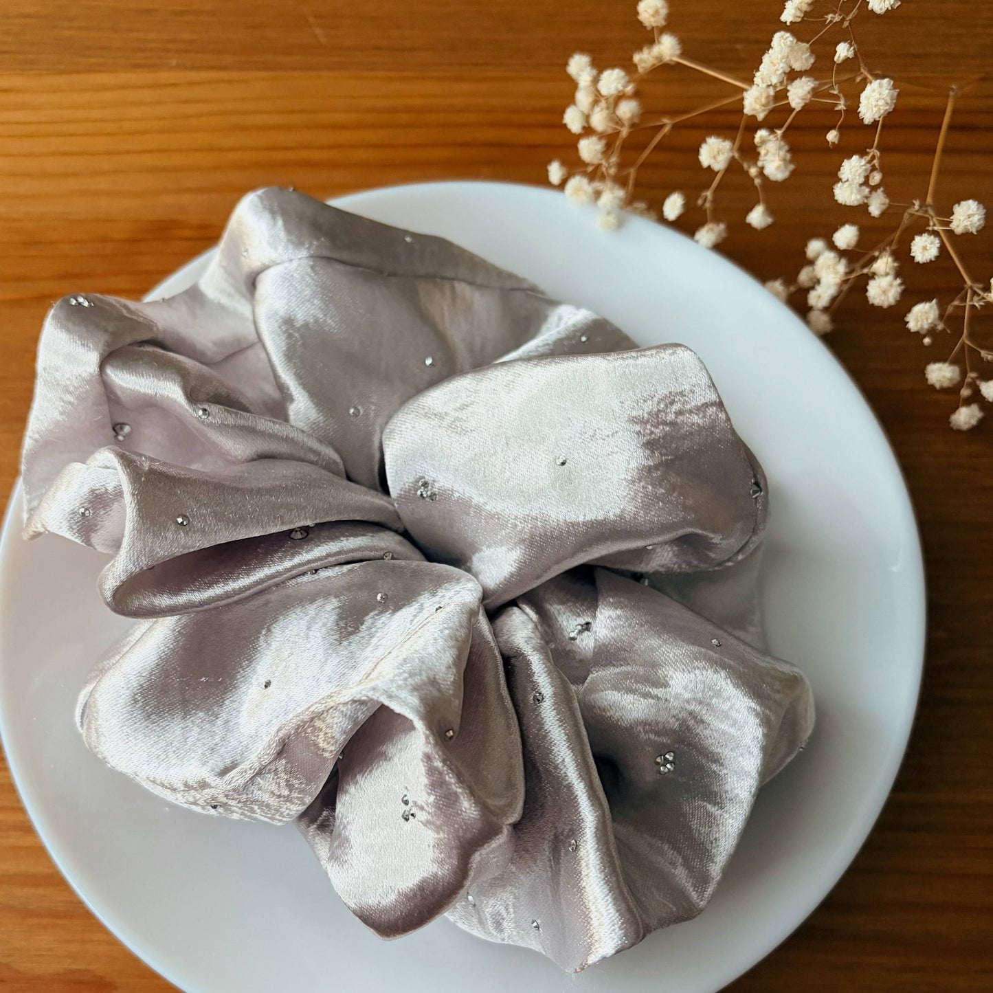 Dreamy Satin Kiss – Scrunchie