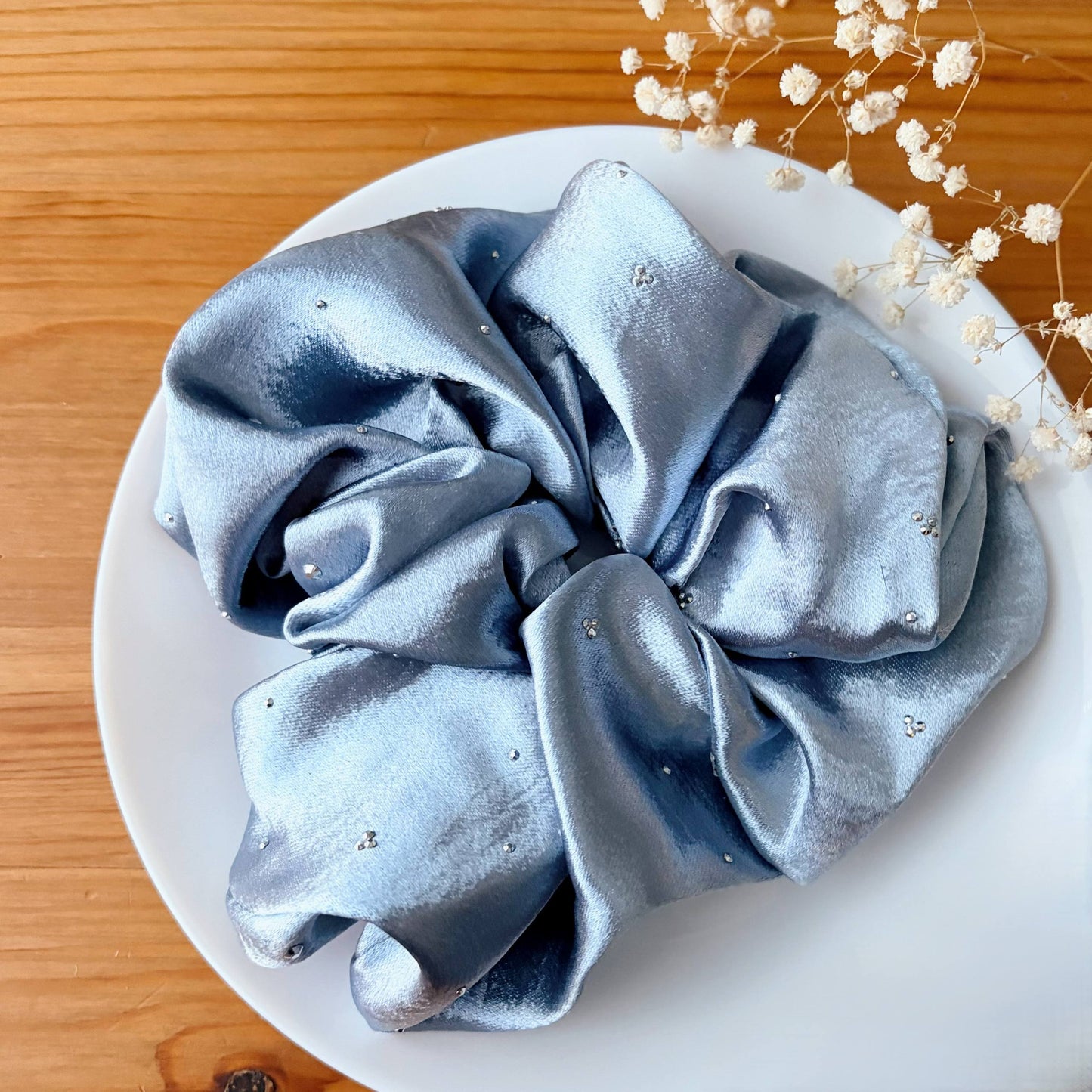 Dreamy Satin Kiss – Scrunchie