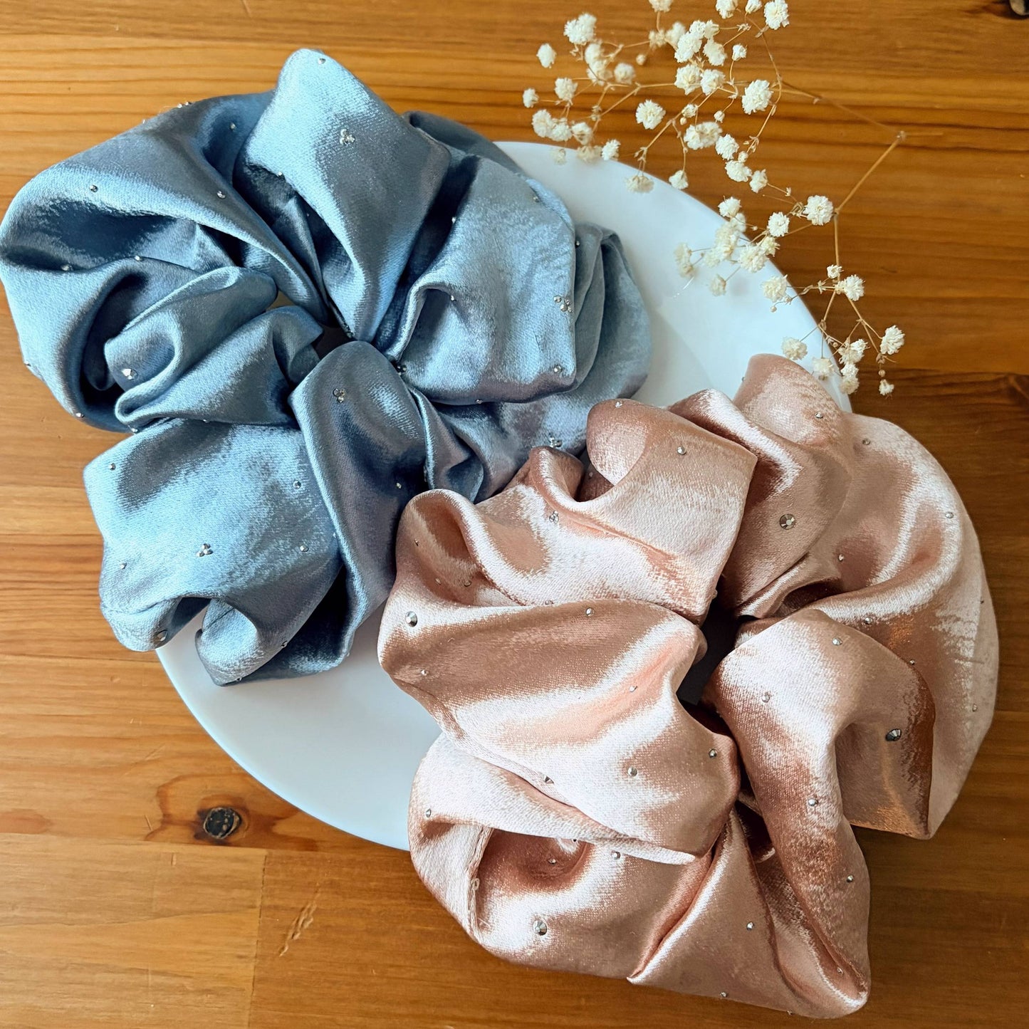 Dreamy Satin Kiss – Scrunchie