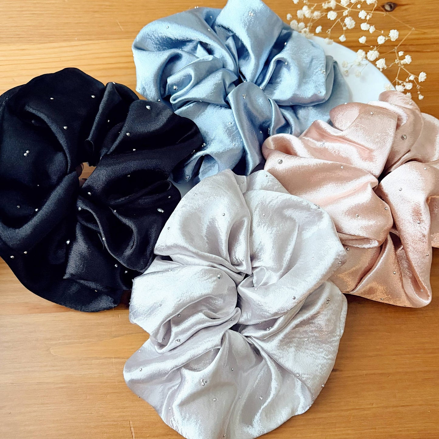 Dreamy Satin Kiss – Scrunchie